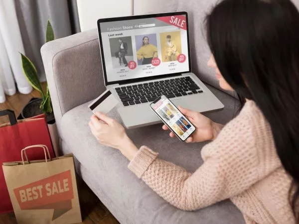 Black Friday. Mujer comprando online