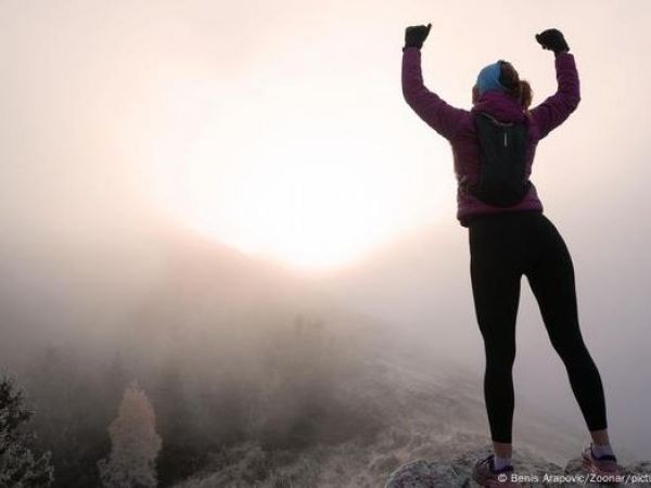 Mujer estirándose luego de hacer ejercicio al aire libre.