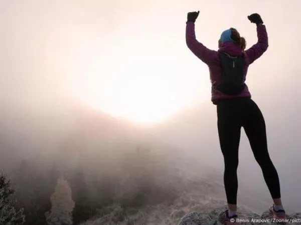 Mujer estirándose luego de hacer ejercicio al aire libre.