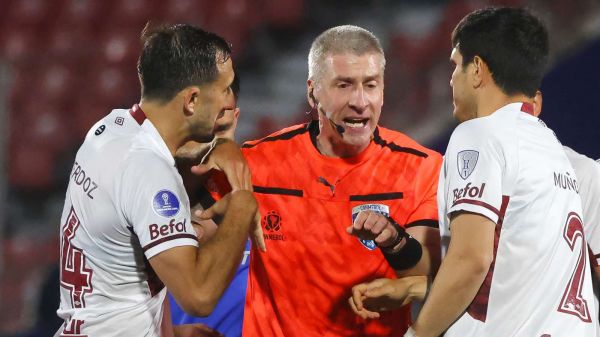 Jugadores de Lanús reclamando penal a favor de la Universidad de Chile