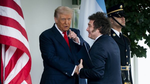 Milei y Trump dándose la mano.