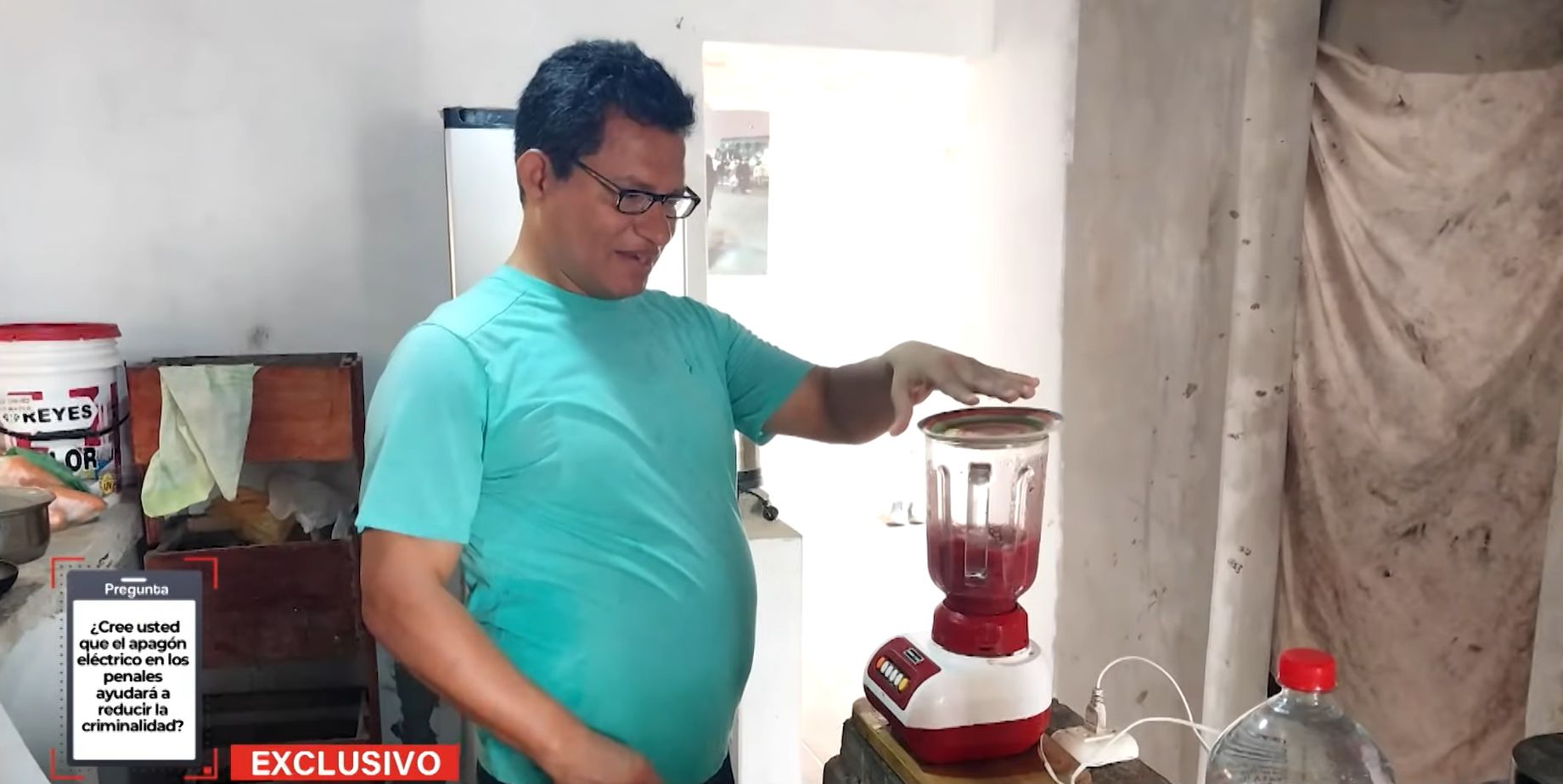 Asesor de Lucinda Vásquez cocinando