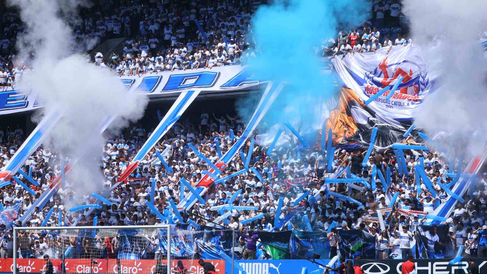 Hinchas de la Universidad Católica en el clásico frente a la Universidad de Chile