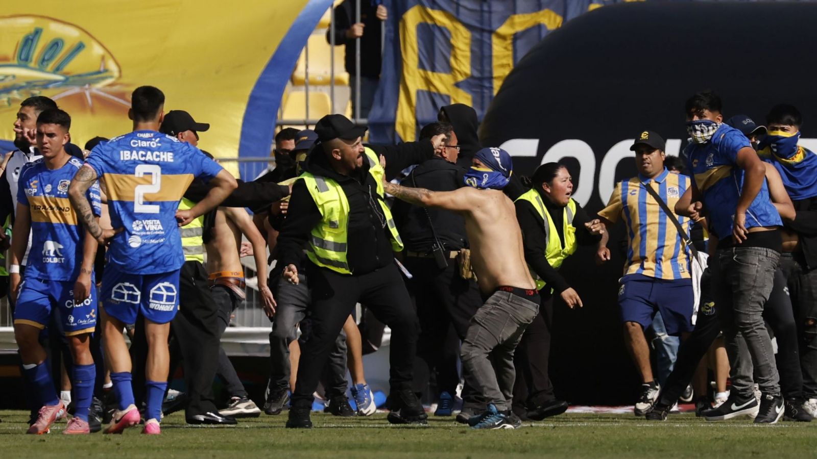 Everton anuncia querella y derecho de admisión por disturbios de hinchas ante la UC