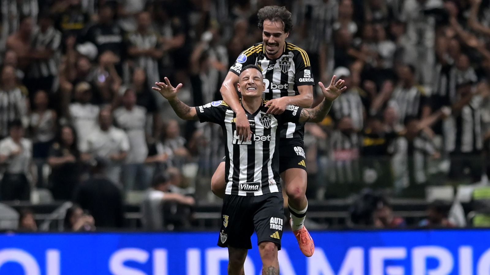 Jugadores de Atlético Mineiro celebran un gol ante Independiente del Valle