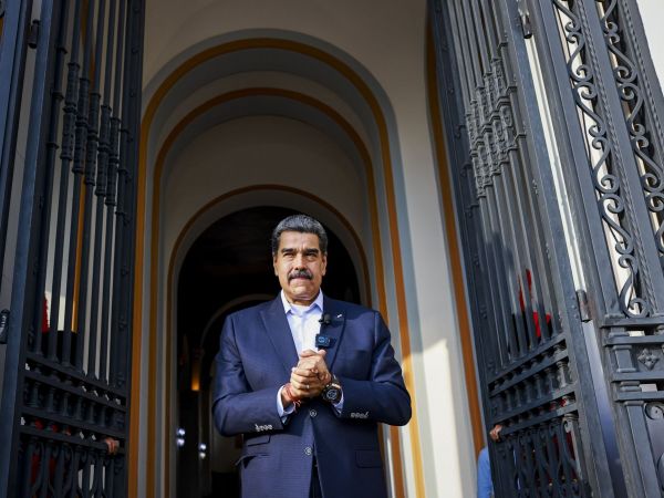 Presidente de Venezuela, Nicolás Maduro, tomándose las manos.