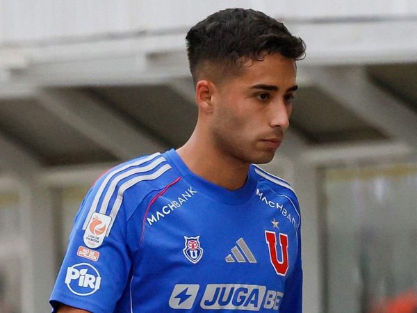 Lucas Assadi lamentándose tras salir de un partido por la Universidad de Chile