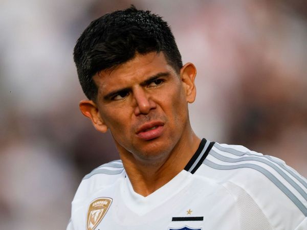 Esteban Pavez molesto jugando por Colo Colo