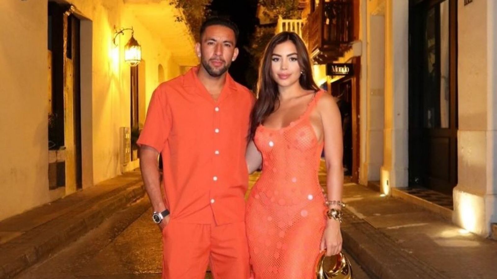 Mauricio Isla sufrió un violento robo tras empate de Colo Colo. Estaba junto a su novia, Emily Matute.