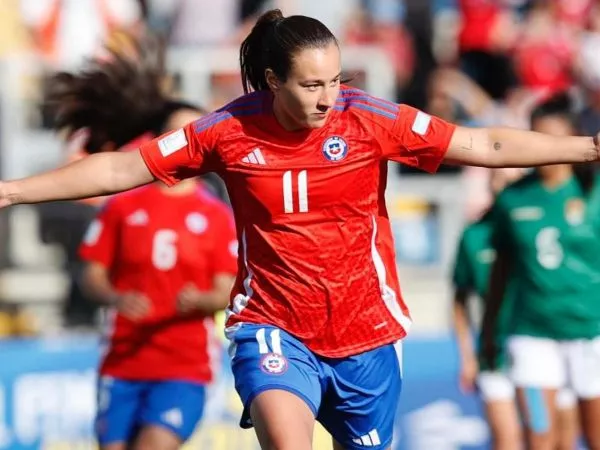 Sonya Keefe celebrando uno de sus goles frente a Bolivia.