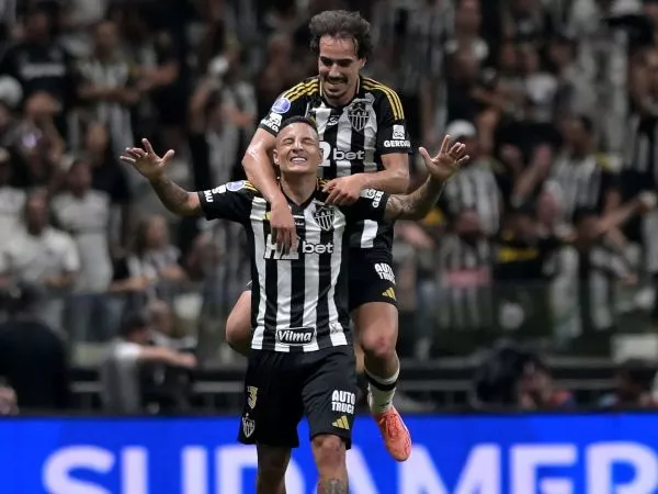 Jugadores de Atlético Mineiro celebran un gol ante Independiente del Valle