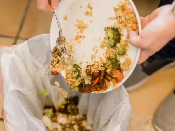 nutricionista revela qué partes de los alimentos nunca deberías tirar