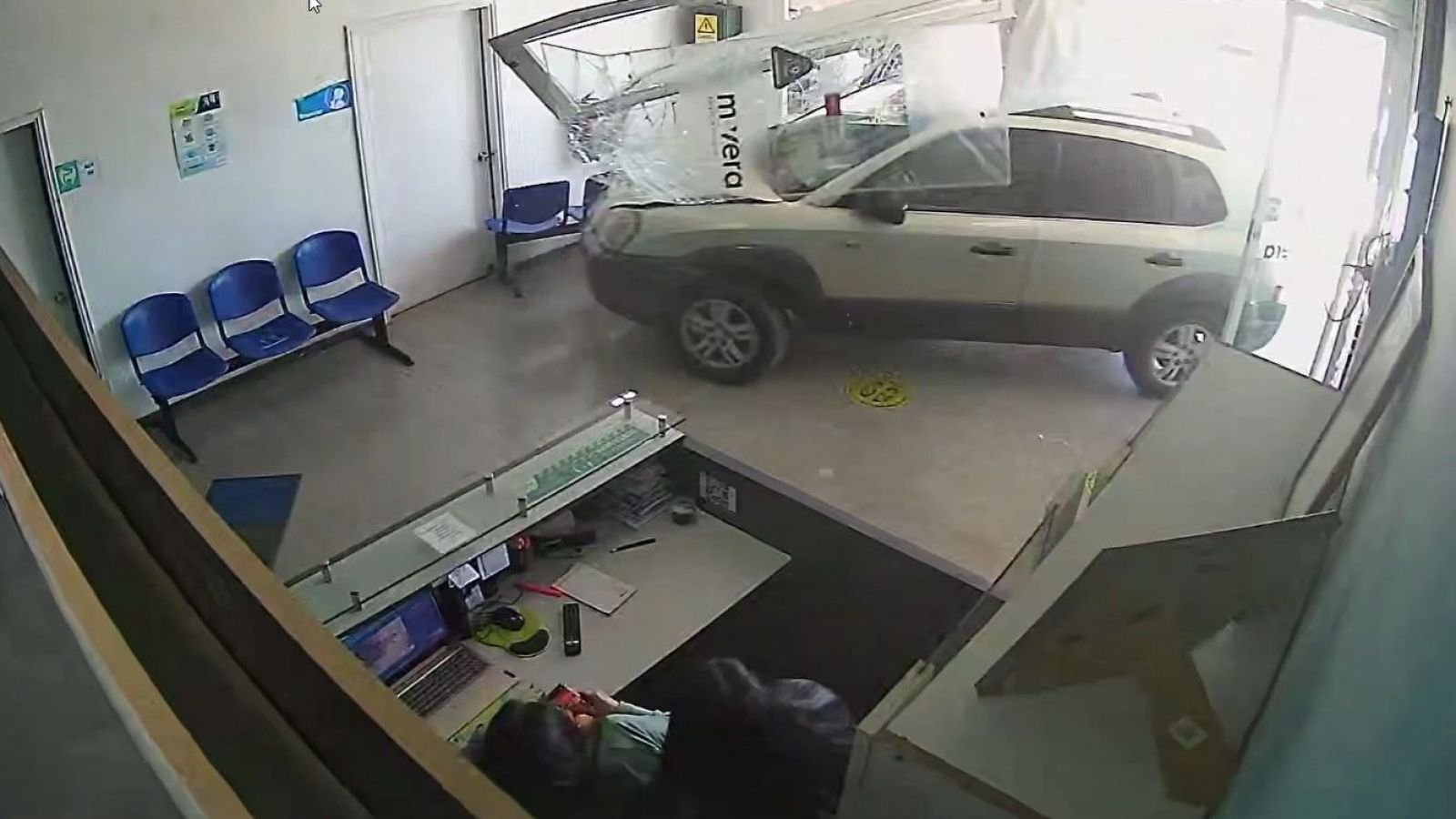 VIDEO conductor adulto mayor incrustado clínica Limache