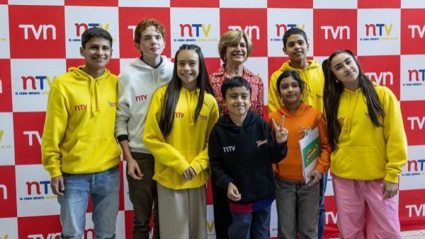 Evelyn Matthei junto a niños de NTV en Vota por la Niñez