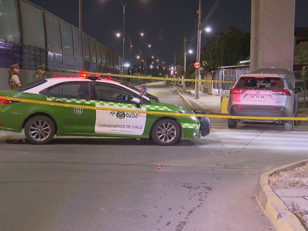 Carabineros junto al auto de los delincuentes en Renca.