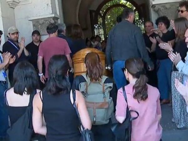 Con aplausos y gritos: El emotivo recibimiento al féretro de Héctor Noguera