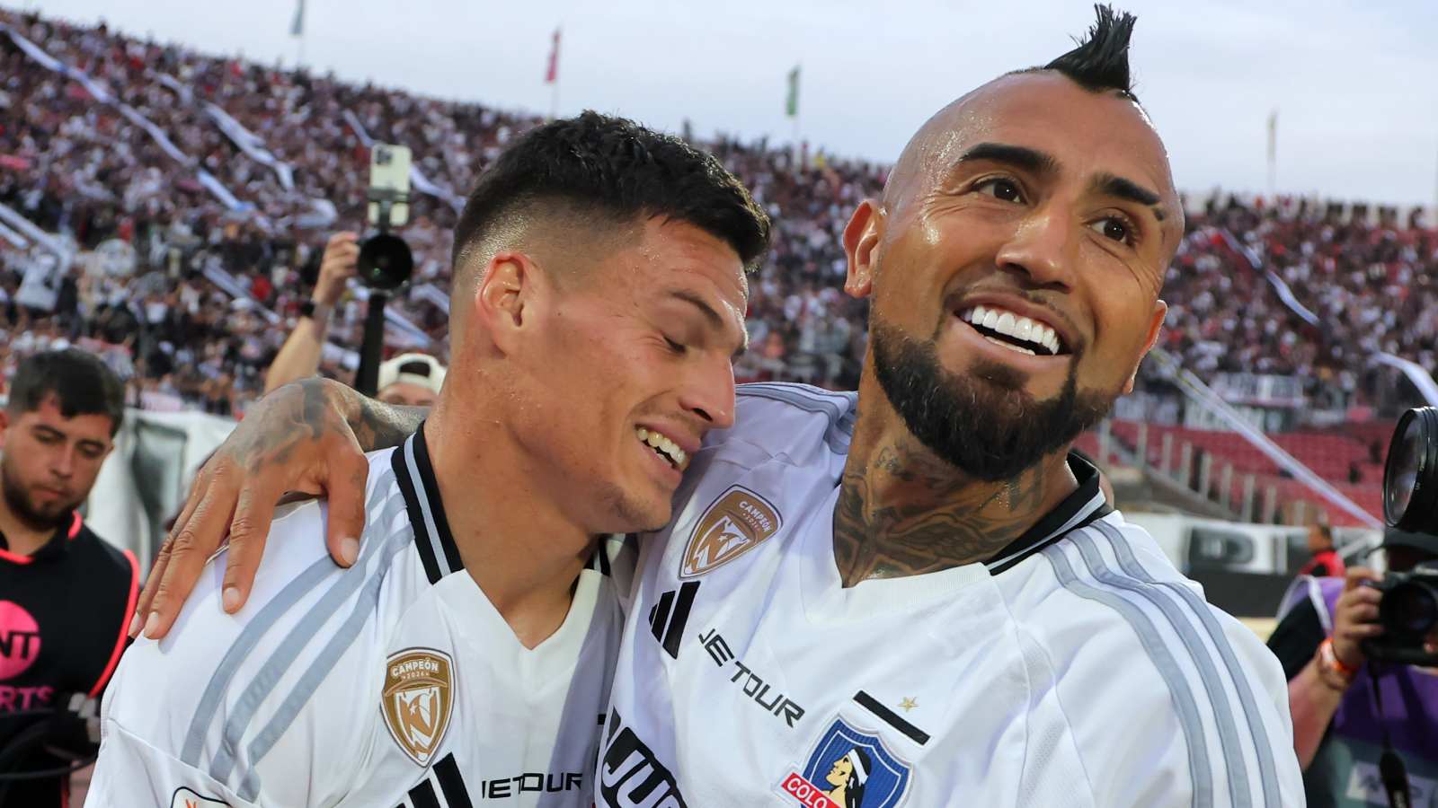Lucas Cepeda y Arturo Vidal celebrando un gol para Colo Colo