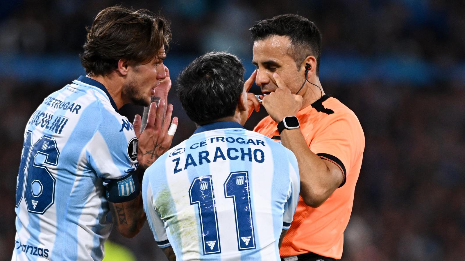Piero Maza arbitrando partido de Racing y Flamengo