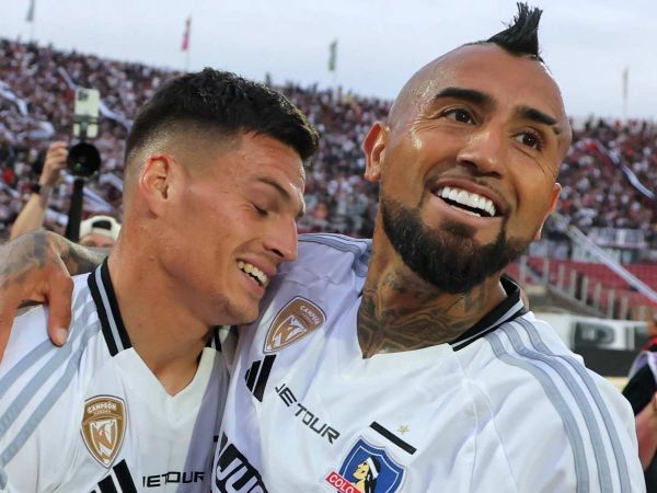 Lucas Cepeda y Arturo Vidal celebrando un gol para Colo Colo