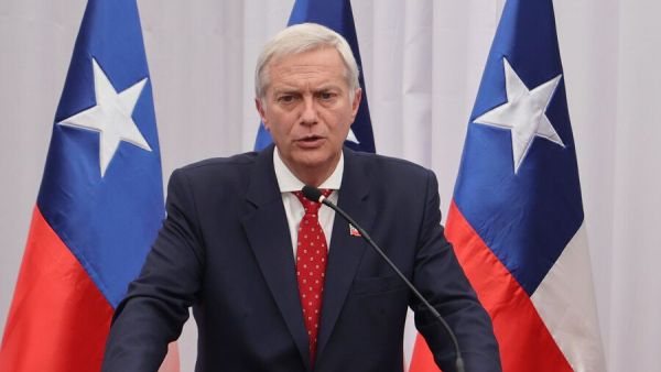 Kast endurece tono contra Boric: 