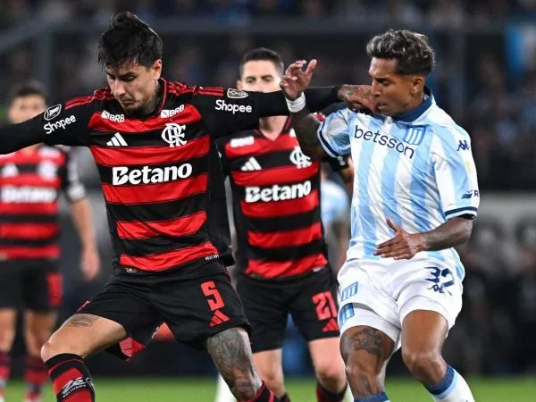 Erick Pulgar jugando frente a Racing Club por Flamengo