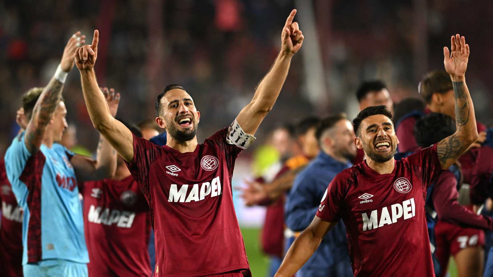 Jugadores de Lanús celebrando su clasificación a la final de la Copa Sudamericana