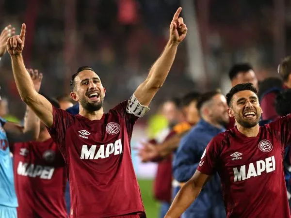 Jugadores de Lanús celebrando su clasificación a la final de la Copa Sudamericana