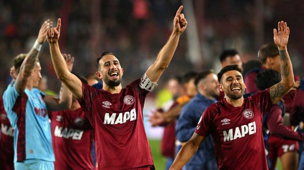 Jugadores de Lanús celebrando su clasificación a la final de la Copa Sudamericana
