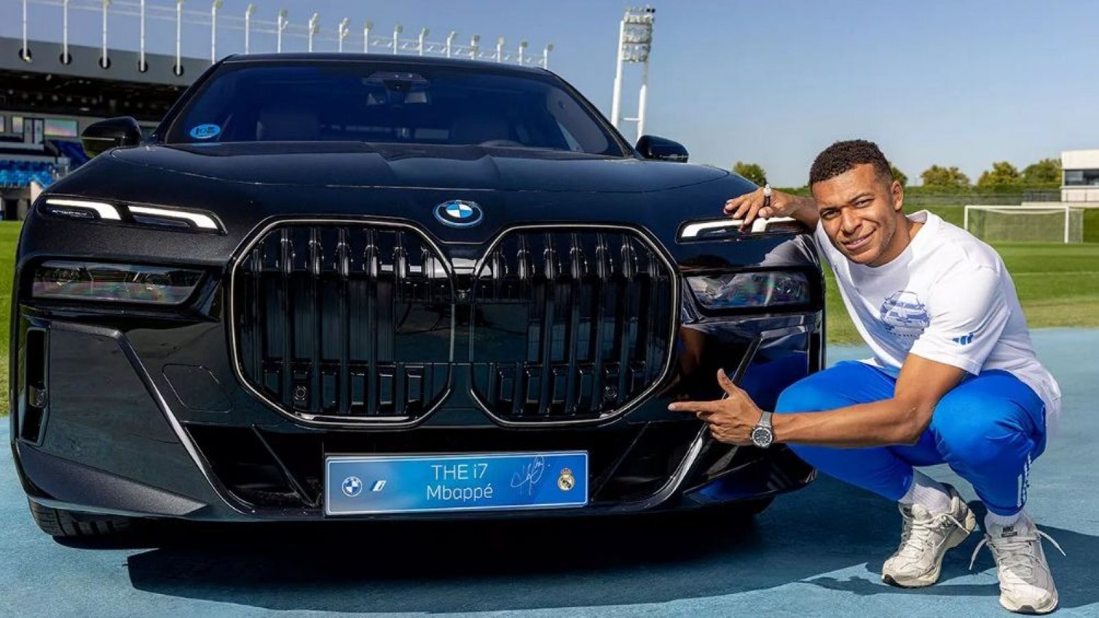 Los planteles masculino y femenino del Real Madrid recibieron nuevos autos de lujo