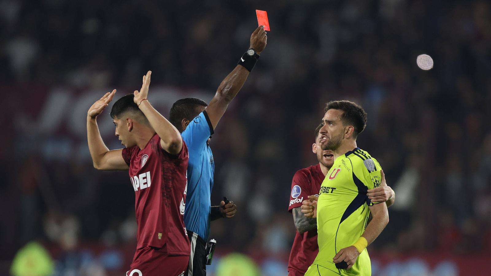 Alexis Herrera expulsando a Matías Zaldivia