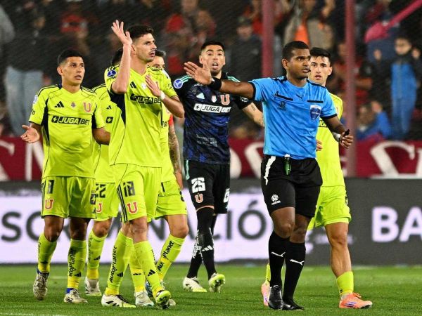 Jugadores de la Universidad de Chile reclamando un cobro de Alexis Herrera