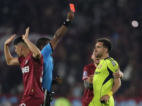 Alexis Herrera expulsando a Matías Zaldivia