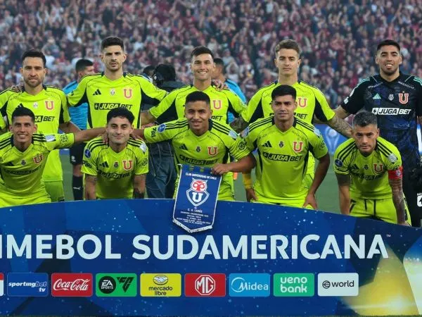 Plantel de la Universidad de Chile previo al partido con Lanús