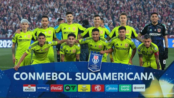 Plantel de la Universidad de Chile previo al partido con Lanús