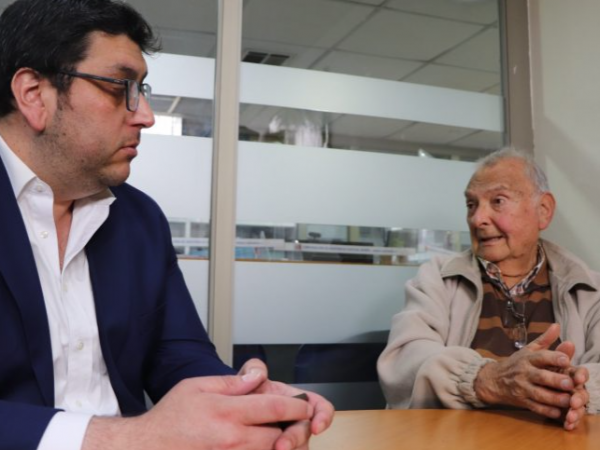 Adulto mayor 3 años sin luz