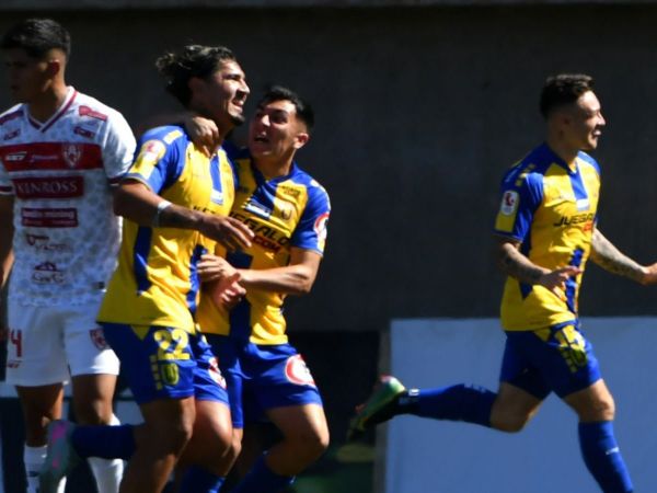 Futbolistas de la Universidad de Concepción celebrando un gol