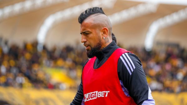 Arturo Vidal en el banco de suplentes de Colo Colo
