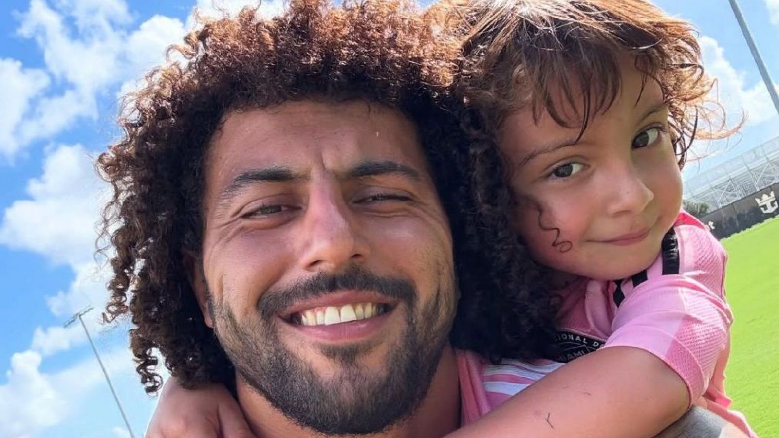 Hijo de Maximiliano Falcón fue al cumpleaños de Thiago Messi con camiseta de Colo Colo