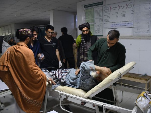 Hombre herido recibe ayuda tras terremoto de Afganistán.