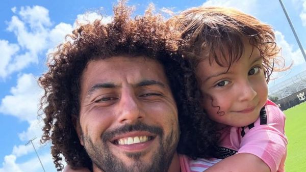 Hijo de Maximiliano Falcón fue al cumpleaños de Thiago Messi con camiseta de Colo Colo