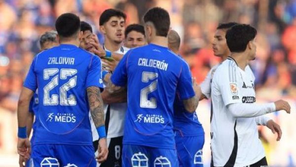 Jugadores de Universidad de Chile y Colo Colo discuten durante un Superclásico disputado en el Estadio Nacional