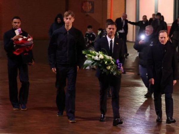 El técnico del Real Madrid, Xabi Alonso, junto con Emilio Butragueño -director de Relaciones Institucionales- y los jugadores Dean Huijsen y Trent Alexander-Arnold, rinden homenaje a Diogo Jota
