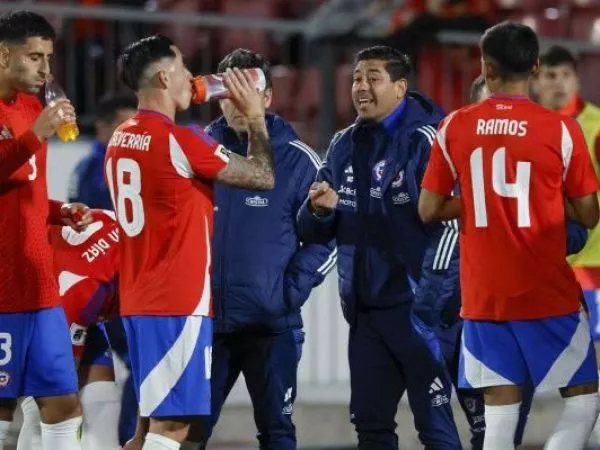 Nicolás Córdova, técnico interino de la Selección Chilena, entrega instrucciones en la cancha del Estadio Nacional
