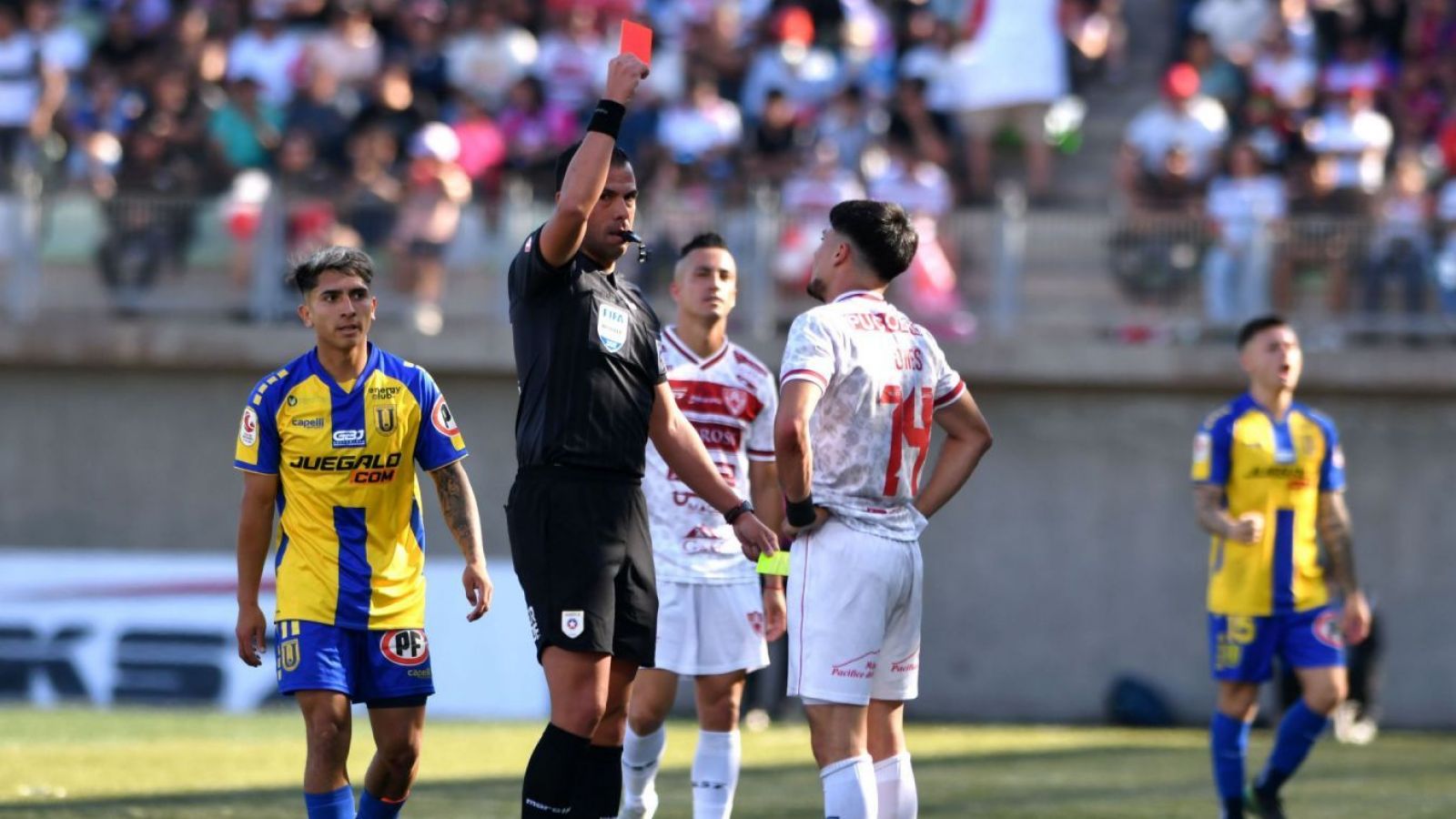 El árbitro Juan Lara muestra tarjeta roja en partido entre Deportes Copiapó y Universidad de Concepción