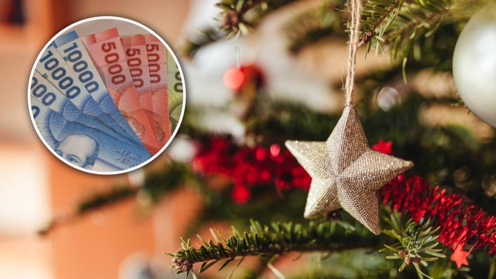 Foto referencial aguinaldo de navidad 2025. árbol de navidad y billetes