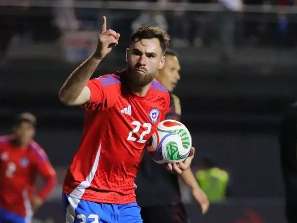 Ben Brereton celebrando un gol por la Selección Chilena