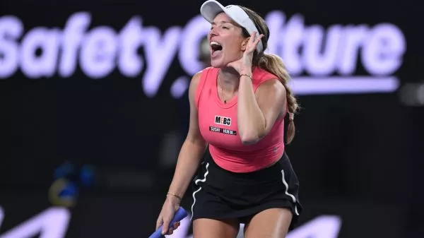 Danielle Collins jugando un partido de tenis