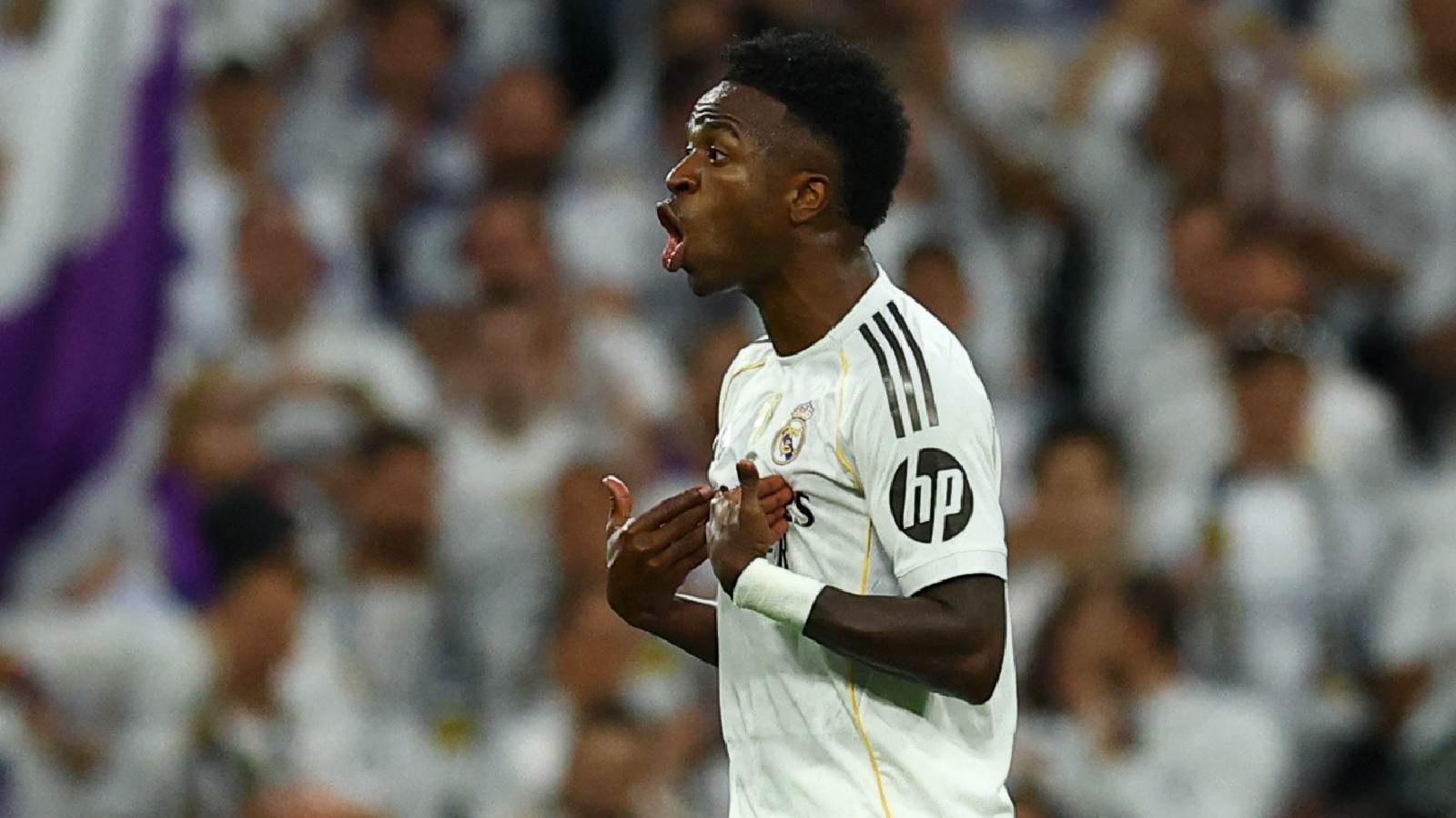 Vinicius Junior realizando gestos tras ser sustituido en el clásico ante el FC Barcelona