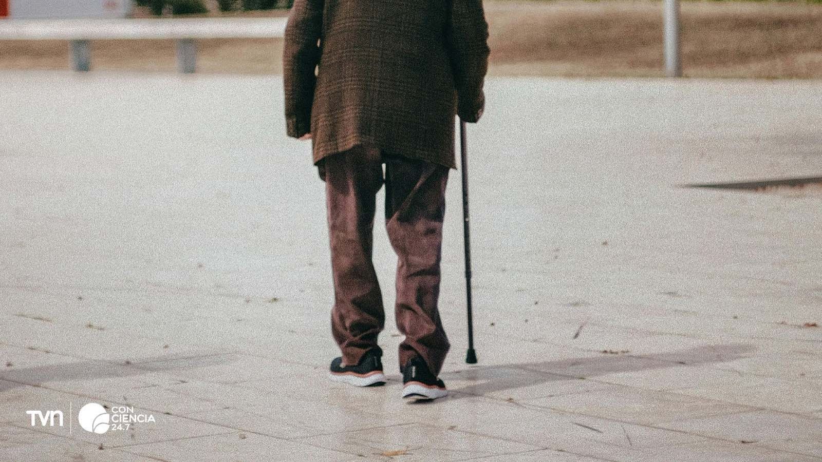 Adulto mayor caminando para evitar Alzheimer.