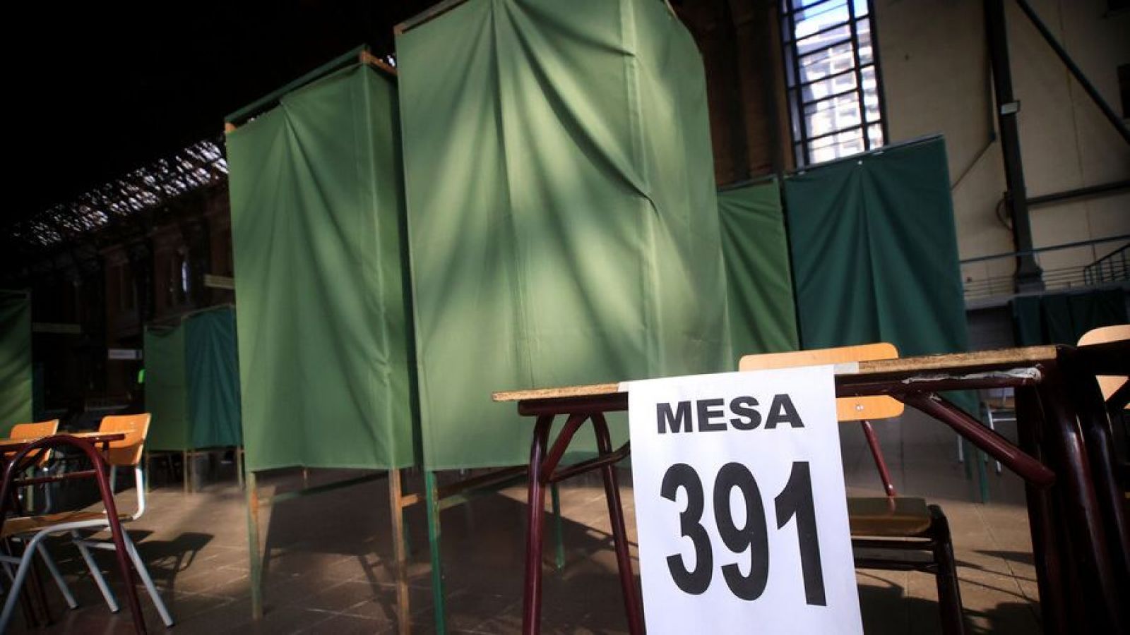 Mesa en local de votación en elecciones